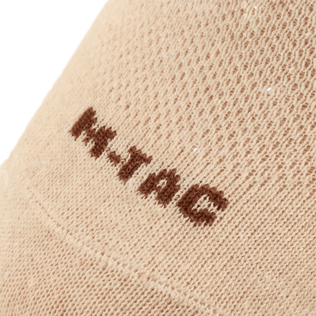 Nærbillede af M-Tac Let Sommersokker med logo på let, åndbart materiale til løb og udendørs aktiviteter i varmt vejr.