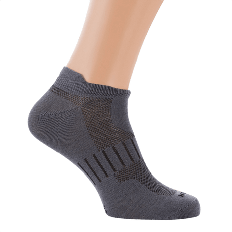 M-Tac Let Sportsokker i grå farve, designet til komfortabel løb og udendørsaktiviteter, åndbart og elastisk materiale, perfekt pasform.