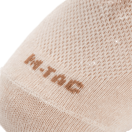 Nærbillede af M-Tac Let Sportsokker viser det åndbare materiale og logo, ideel til løb og sport.