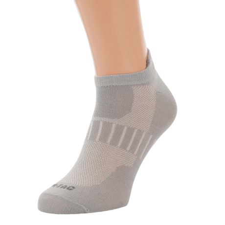 M-Tac Let Sportsokker til løb og udendørsaktiviteter, åndbart materiale, komfort og ergonomi, kort sok design vises på model.
