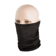Person iført M-Tac Let Tubehalstørklæde i sort, multifunktionelt tilbehør til airsoft, vandreture og cykling, lavet af let polyester.