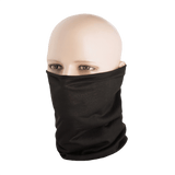 Person iført M-Tac Let Tubehalstørklæde i sort, multifunktionelt tilbehør til airsoft, vandreture og cykling, lavet af let polyester.