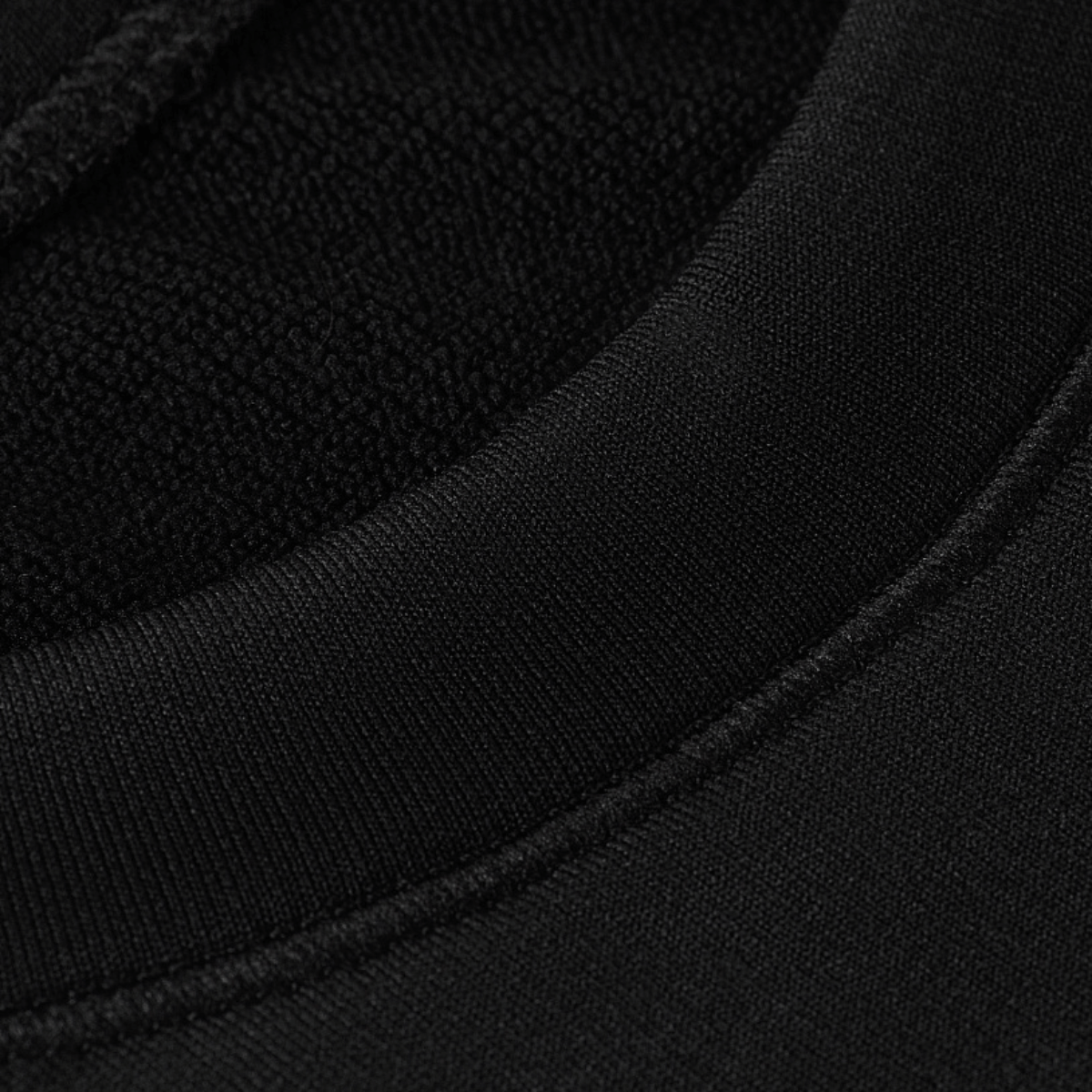 Nærbillede af M-Tac Level I Polartec Thermal Shirt i Power Dry® materiale med flade sømme.