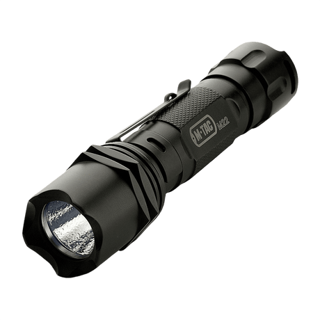 M-Tac Lommelygte M22-C taktisk LED lommelygte med aluminiumlegering og 250 lumen lysstyrke, sort design til indendørs og outdoor brug.