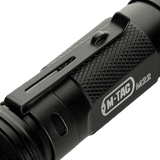 M-Tac Lommelygte M22-C i aluminiumlegering med XPE2-R3 LED, perfekt til taktisk brug og outdoor, sort design med bælteclips.