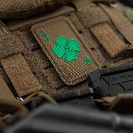 M-Tac Patch Lucky Card (Broderi) på taske med broderet kløverblad, symboliserer held og beskyttelse, holdbart Cordura materiale, 8x5 cm