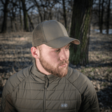 M-Tac Mesh Flex Ripstop Baseball Cap bæres udendørs i en skov, viser holdbarhed og god ventilation med ripstop og mesh design