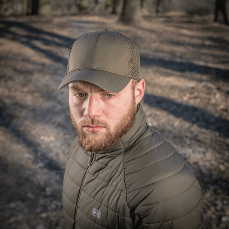 M-Tac Mesh Flex Ripstop Baseball Cap båret af en mand i skovmiljø, praktisk til udendørs brug.