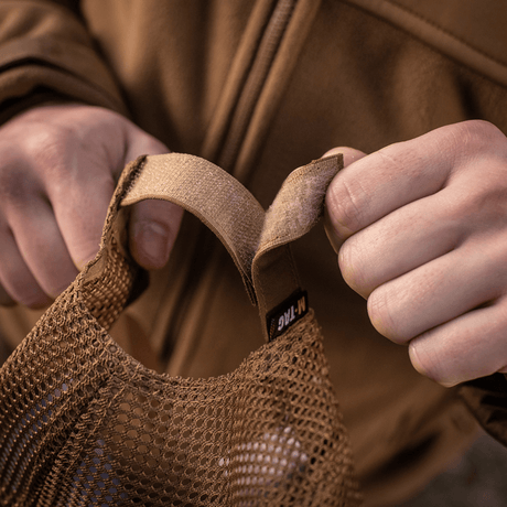 Nærbillede af M-Tac Mesh Flex Ripstop Baseball Cap med justerbar velcro-strop og mesh-paneler, der viser holdbarhed og ventilation.