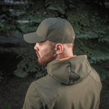 Mand iført M-Tac Mesh Flex Ripstop Baseball Cap i skov, viser justerbar Velcro-strop og mesh-paneler for ventilation.