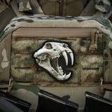 M‑Tac Patch Old Tiger PVC med 3D-effekt monteret på kamouflageret taske.