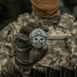 "M-Tac Patch Emoji #4" PVC med 3D-effekt, sjov morale patch med Velcro, perfekt til tøj eller udstyr, 6.5x6.5 cm, holdt af en soldat.