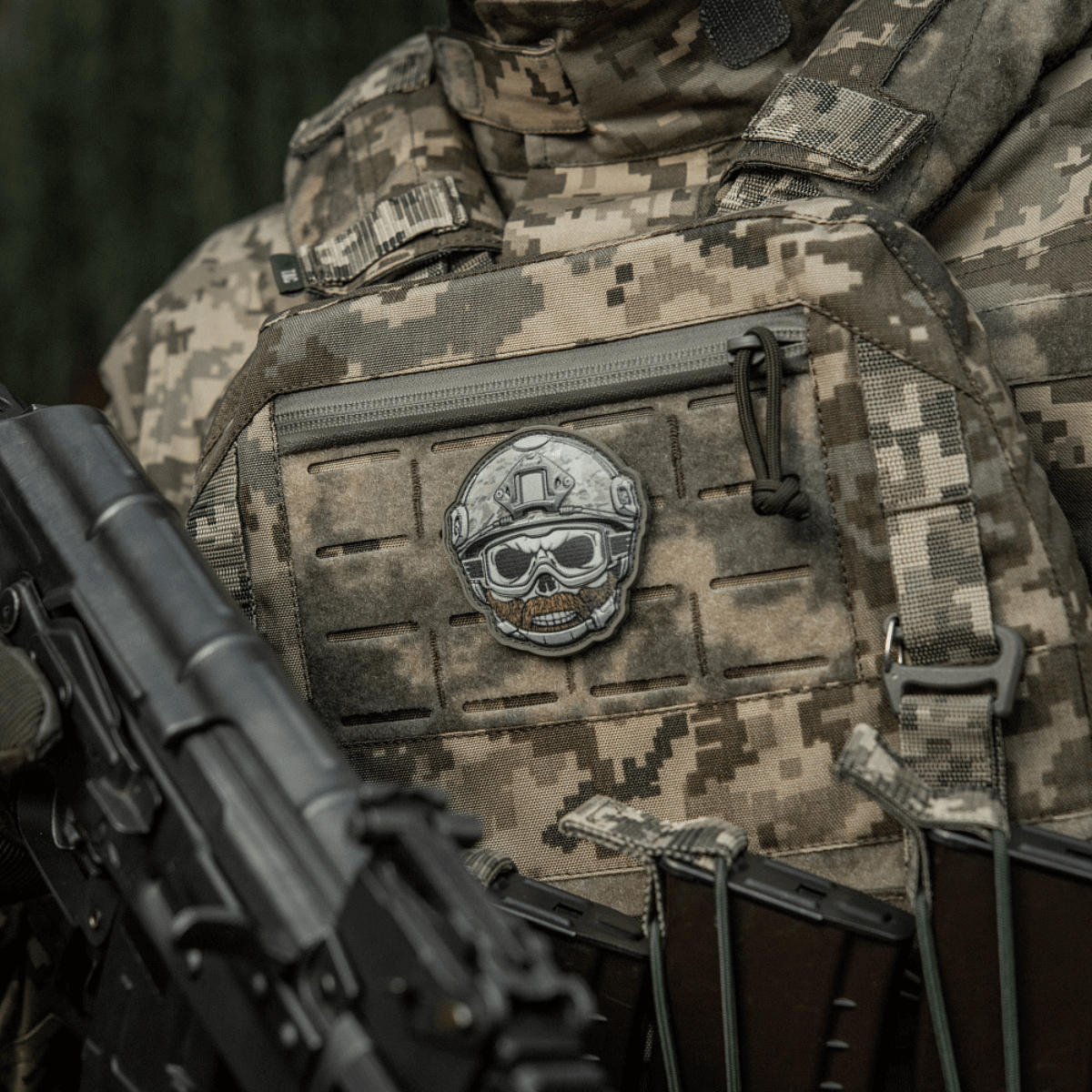 M-Tac Patch Emoji #4 med 3D PVC-effekt på taktisk vest, morale patch i camouflagestil med Velcro-fastgørelse.