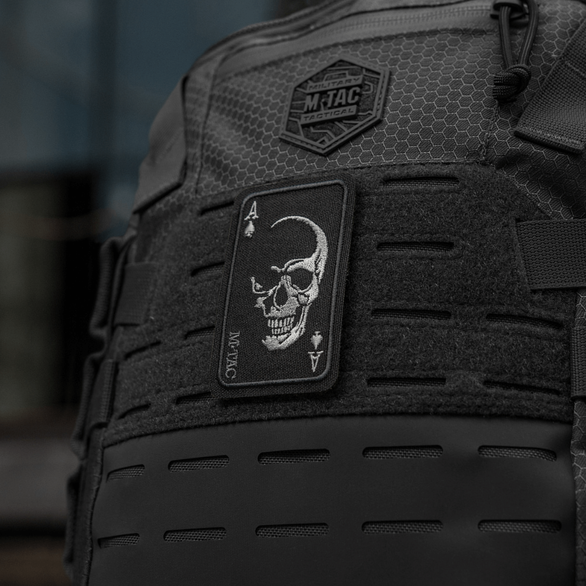 M-Tac Patch Face of War (Broderi) på rygsæk, med broderet kranium på et es af spar kort. Cordura 500D, Velcro fastgørelse. Inspireret af Vietnamkrigen.