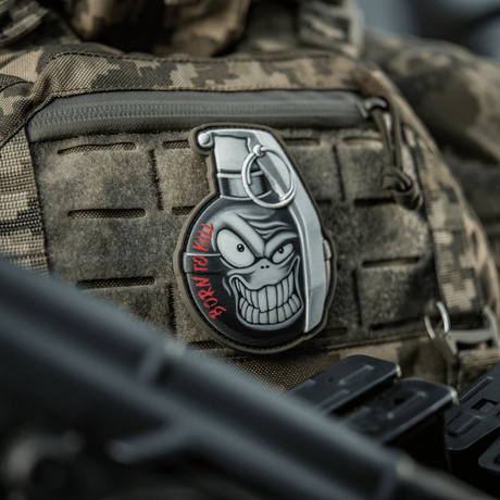 M-Tac Patch M67 Granat 3D PVC på taktisk udstyr med "Born to Kill" tekst og emoji design, velcro-bagside for nem montering.