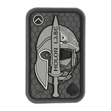 M-Tac Patch Molon Labe 3D PVC med spartansk hjelm design, sort 3D PVC patch med velcro bagpå, perfekt til taktisk udstyr eller uniformer.