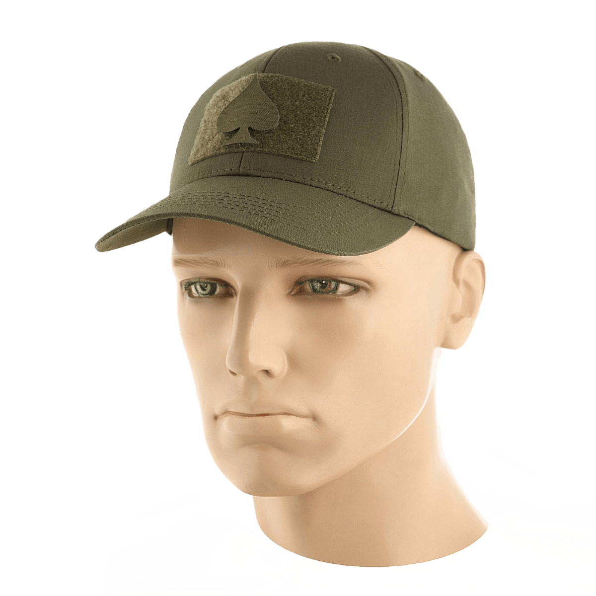 Mand i grøn kasket med M‑Tac Patch Spades Laser Cut på forsiden.