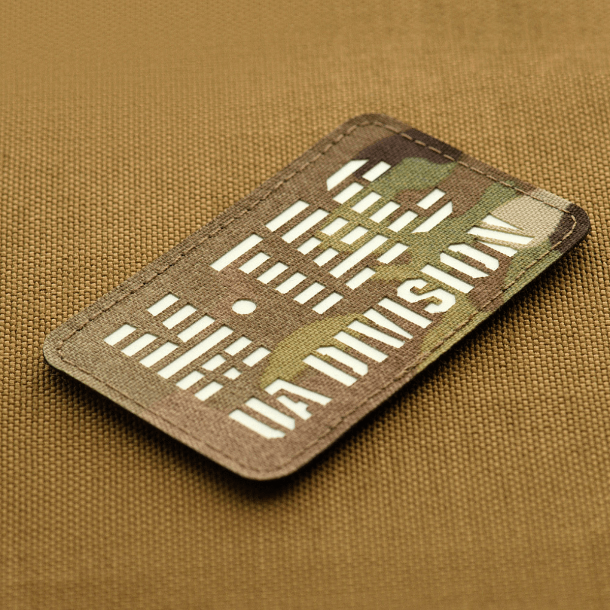 M-Tac Patch UA Division Laser Cut med selvlysende materiale og velcro, lavet af Cordura 500D, på brun baggrund