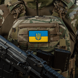 M-Tac Patch Ukraine Flag med Våbenskjold monteret på militærudstyr, holdbar PVC med 3D-relief, perfekt til tøj og rygsæk.