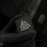 M-Tac Patch Valknut Laser Cut Odin symbol med Völknot-motiv i sort baggrund, holdt af en hånd med sort handske.
