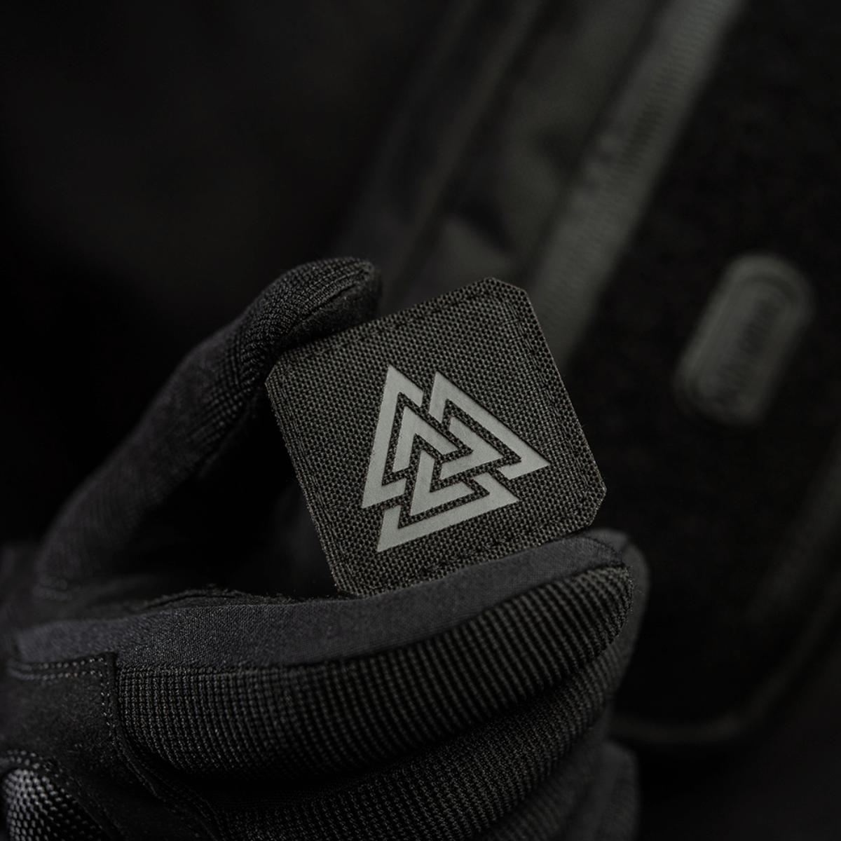 M-Tac Patch Valknut Laser Cut Odin symbol med Völknot-motiv i sort baggrund, holdt af en hånd med sort handske.