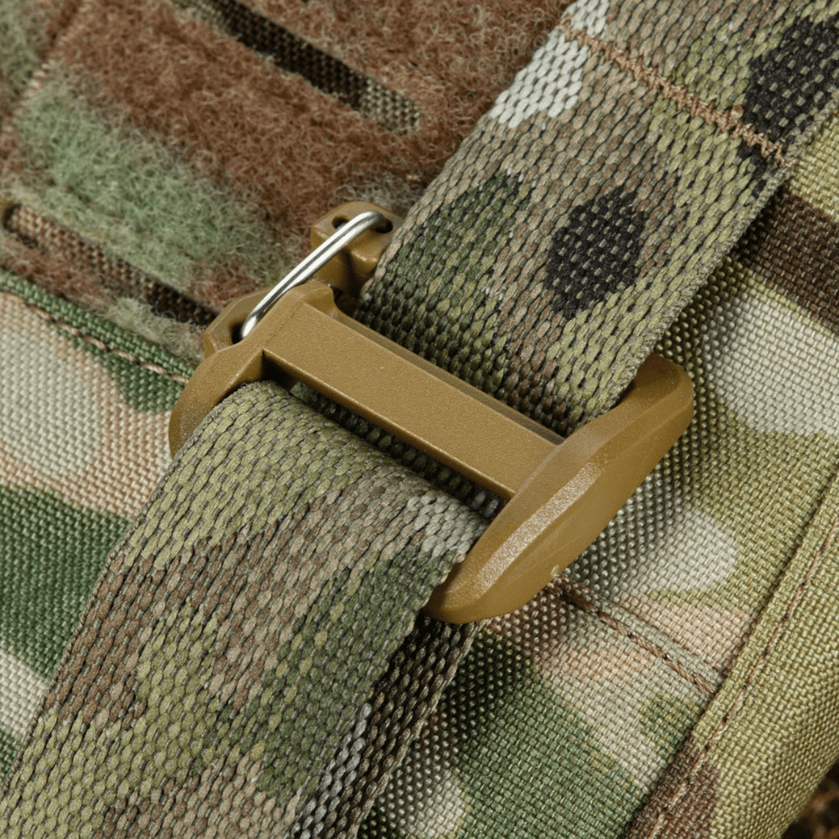 Lukkeanordning på M-Tac Plate Carrier Cuirass FAST Elite Gen.II med camouflage-design og holdbare materialer.