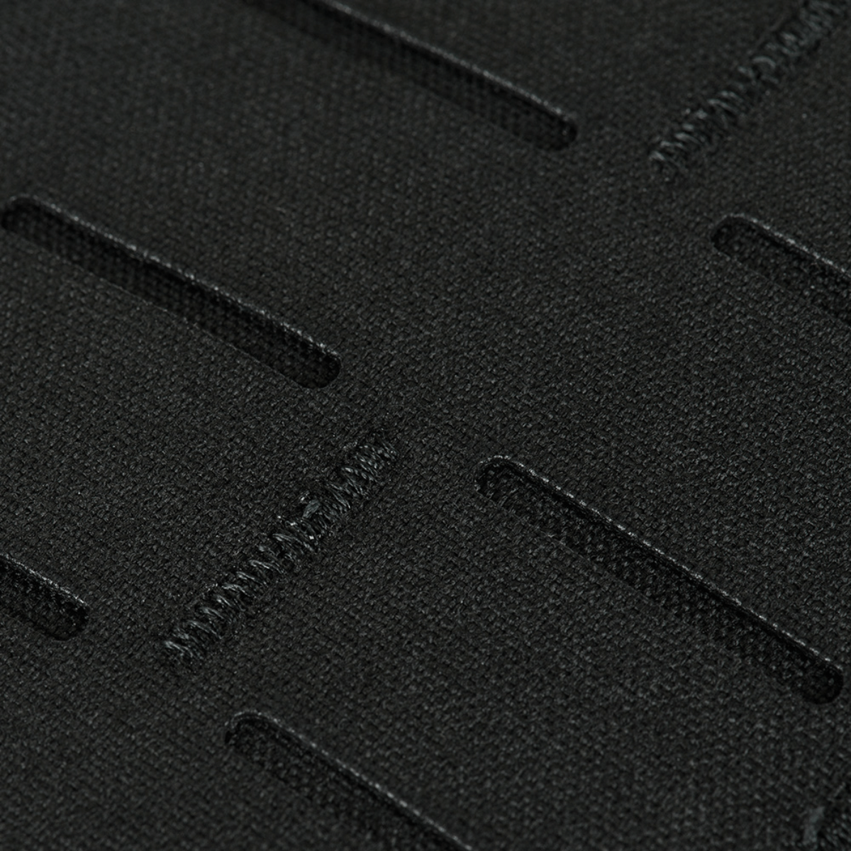 Nærbillede af materialet på M-Tac Plate Carrier Cuirass FAST QRS Gen.II, fremstillet af slidstærkt Cordura 500D for holdbarhed.