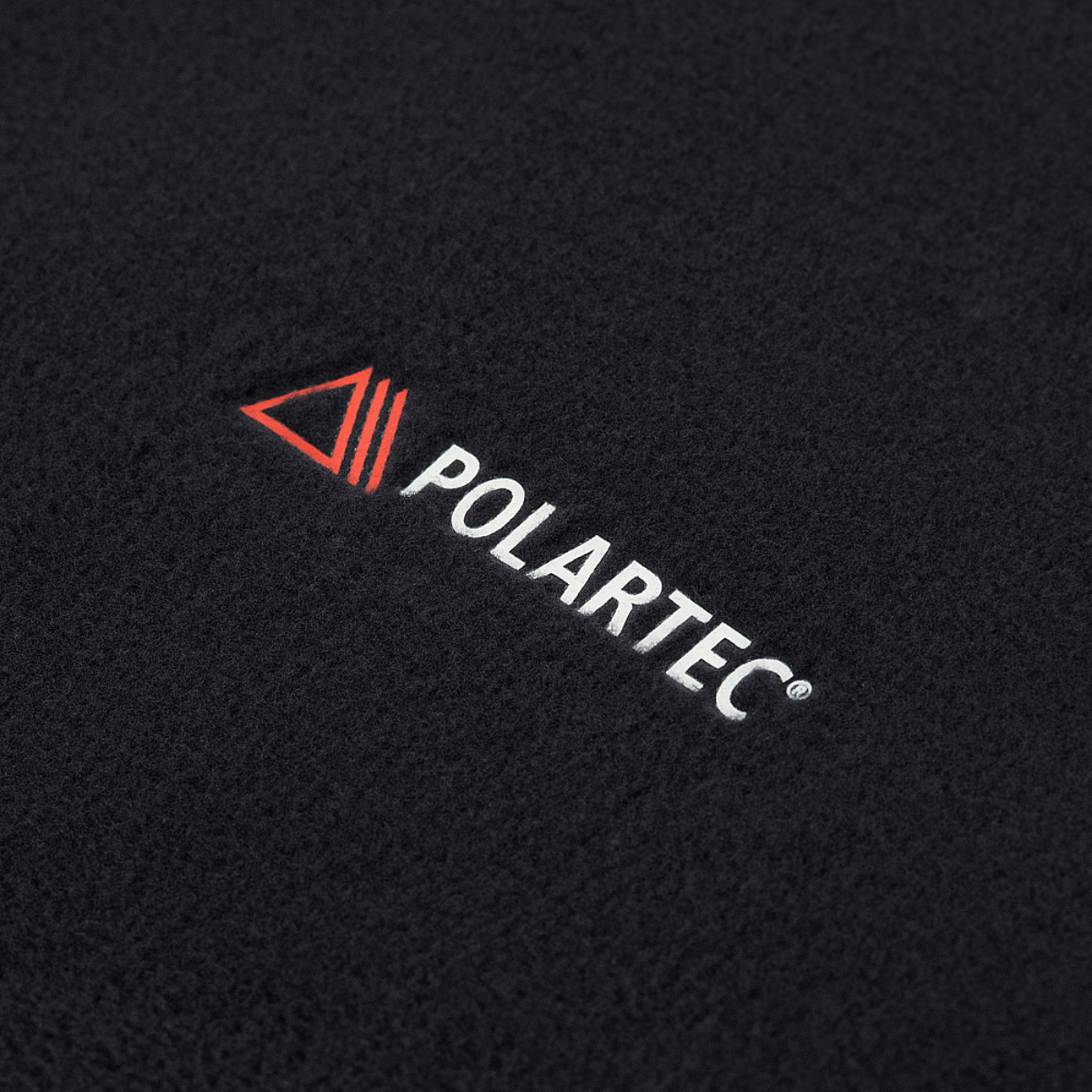 M-Tac Polartec Lang Tubehalstørklæde i sort fleece med Polartec-logo, varmt og alsidigt tilbehør til beskyttelse mod kulde.
