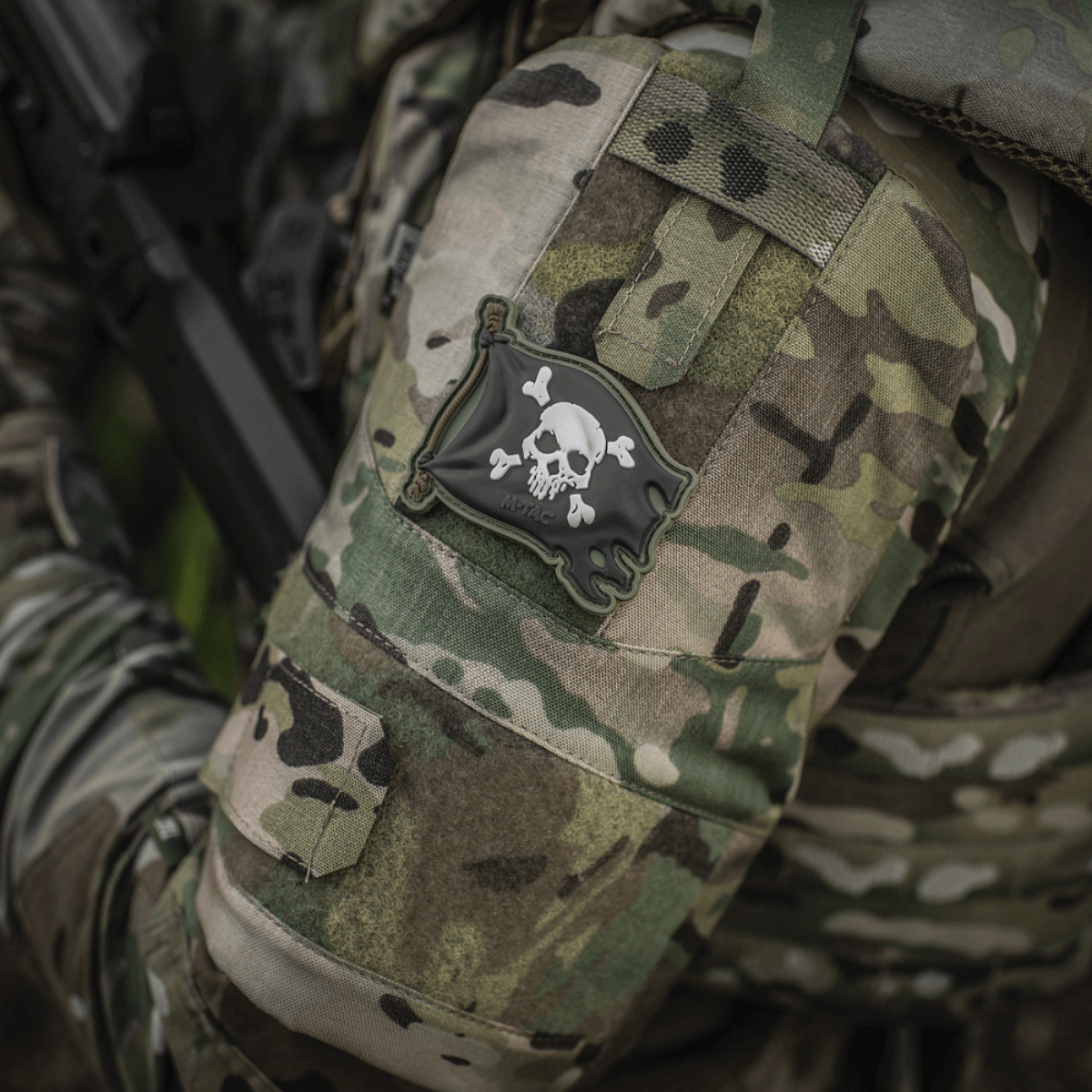 M-Tac Patch Jolly Roger PVC på camouflagejakke, symboliserer eventyrlyst, 3D-effekt, velcro fastgørelse, 8x5 cm.