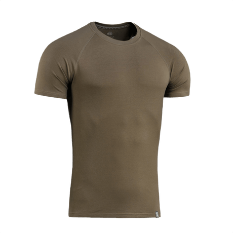 M-Tac Raglan T-Shirt 93/7 i olivengrøn med raglanærmer, lavet af 93% bomuld og 7% elastan for optimal komfort og åndbarhed.