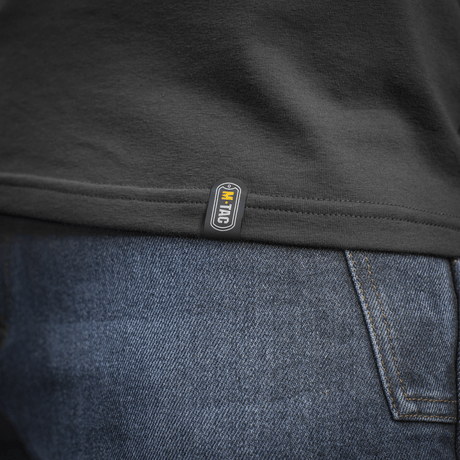 M-Tac Raglan T-Shirt 93/7 i sort set bagfra, viser t-shirten's kvalitet og pasform med mærket synligt ved sømmen.