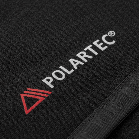 Polartec logo på M-Tac Shadow Polartec Fleece Sweatshirt stoffet, viser materialets kvalitet og holdbarhed.