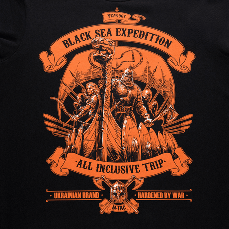 M-Tac T-shirt Black Sea Expedition med orange grafik og vikingetema tryk, ideel til aktive livsstile. Printet med MagnaColours® premium blæk.