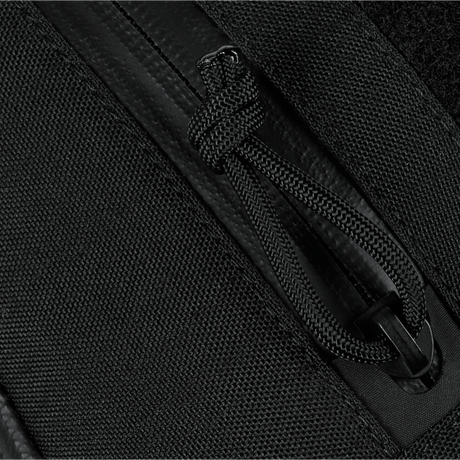 M-Tac Sphaera Hardsling Bag Large Elite med Velcro detalje af lynlås og Cordura materiale, der viser slidstærk tekstur og design.