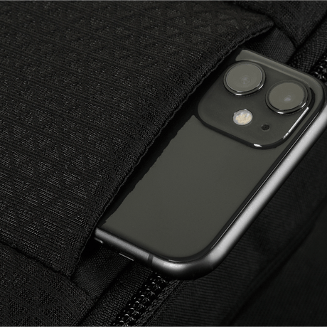 Detalje af M-Tac Sphaera Hardsling Bag Large Elite med Velcro, viser tekstur og lomme med smartphone.