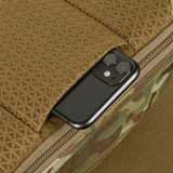 M-Tac Sphaera Hardsling Bag Large Elite med Velcro i Cordura, der viser en smartphone i en lomme. Holdbar og funktionel design taske.