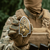 M-Tac Sticker Valkyrie viser krigsgudinde med M4 gevær og hjelm, inspireret af Arrowhead patch. Ideel til dekoration.