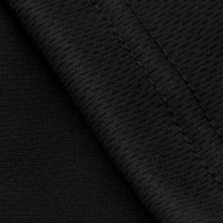 Detalje af M-Tac Sweating Ninja-Balaclava stofstruktur i 100% polyester, der effektivt leder fugt væk fra huden under aktivitet.