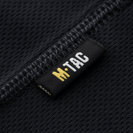 M-Tac Sweat-Wicking T-Shirt Athletic med svedtransporterende stof og anatomisk pasform, zoom på tøjets søm og logo label.