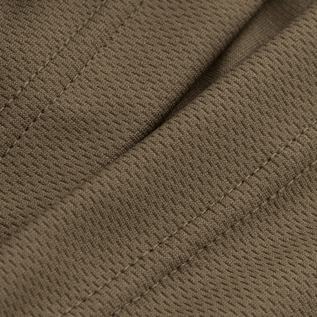 Nærbillede af M-Tac Sweating Ninja-Balaclava's fugttransporterende polyesterstof i brun farve, designet til udendørs aktiviteter.