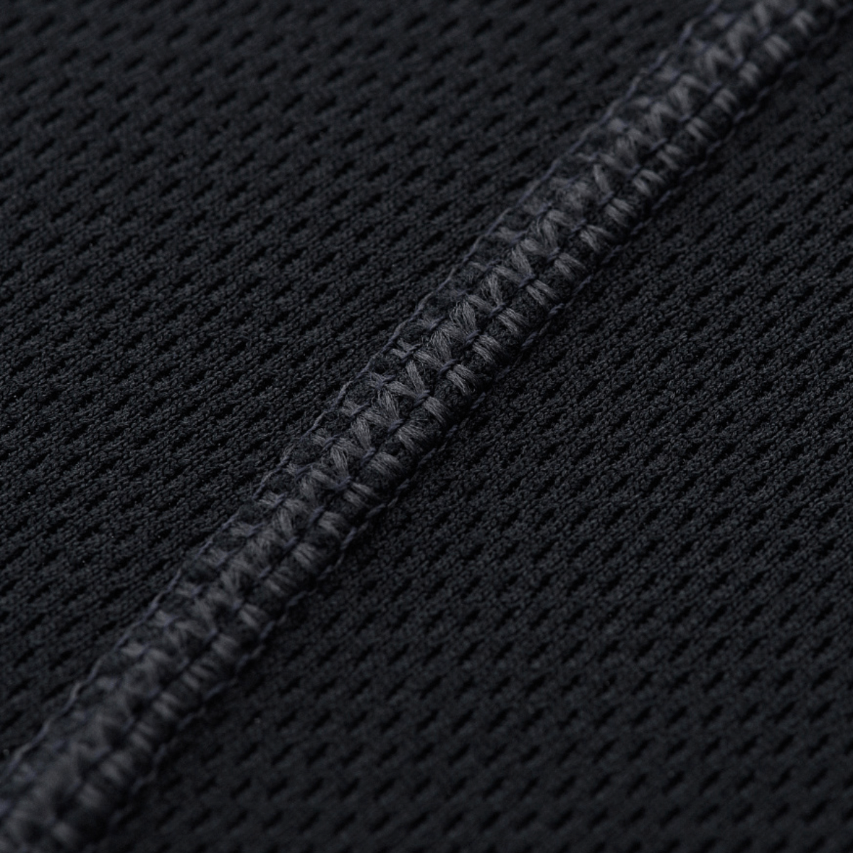 Nærbillede af M-Tac Sweat-Wicking T-Shirt Athletic stof med svedtransporterende og hurtigtørrende egenskaber i 100% polyester.