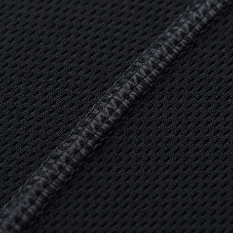 Nærbillede af M-Tac Sweat-Wicking T-Shirt Athletic stof med svedtransporterende og hurtigtørrende egenskaber i 100% polyester.