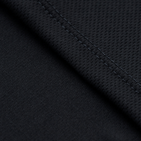 Nærbillede af M-Tac Sweat-Wicking T-Shirt Athletic stof med svedtransporterende egenskaber og hurtigttørrende 100% polyester materiale.