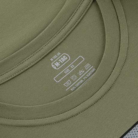 Nærbillede af M-Tac T-Shirt Comics Drone Girl i grøn, viser størrelsesmærkat og materiale, 93% bomuld, 7% elastan