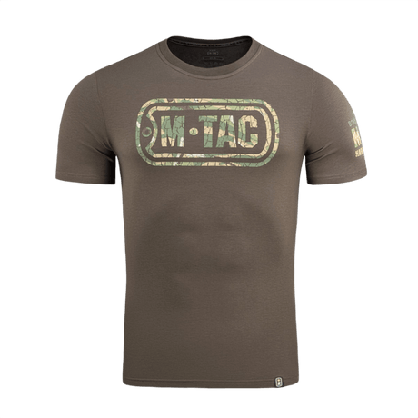 M-Tac T-Shirt Logo i moderne camouflagemønster med ikonisk logo og slogan "Born by Revolution – Hardened by War" på ærmet.