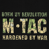 M-Tac T-Shirt Logo med camouflage mønster og teksten 'Born by Revolution - Hardened by War' i ikonisk design.