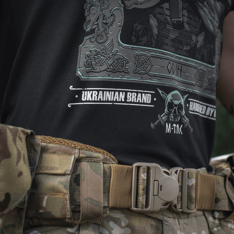 M-Tac T-Shirt Odin Mystery med Odin-print fra nordisk mytologi og moderne militærtilbehør, set tæt på.