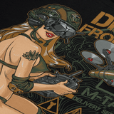 M-Tac T-Shirt Delivery Service med Pin-Up design, viser en pige i FPV-briller og dronekontrol, inspireret af amerikansk Pin-Up-kultur.