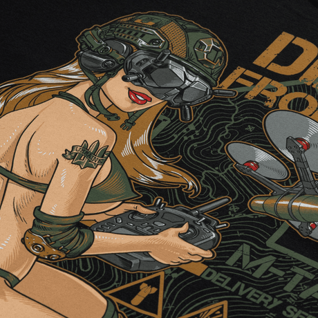 M-Tac T-Shirt Delivery Service med Pin-Up design, viser en pige i FPV-briller og dronekontrol, inspireret af amerikansk Pin-Up-kultur.