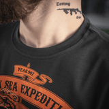 M-Tac T-shirt Black Sea Expedition viser holdbar print med MagnaColours® blæk, ideel til aktiv livsstil og komfortabel pasform.